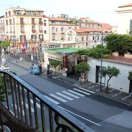 מלון Piazza Tasso Relais 2*