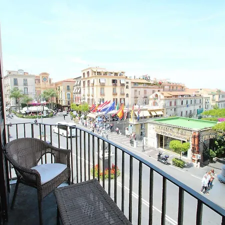 מלון Piazza Tasso Relais 2*
